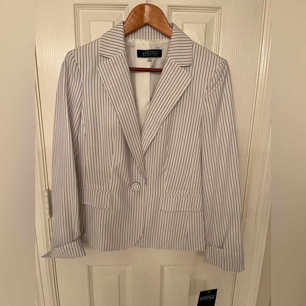 Kasper black and white pinstriped women’s blazer size 8 new with tags